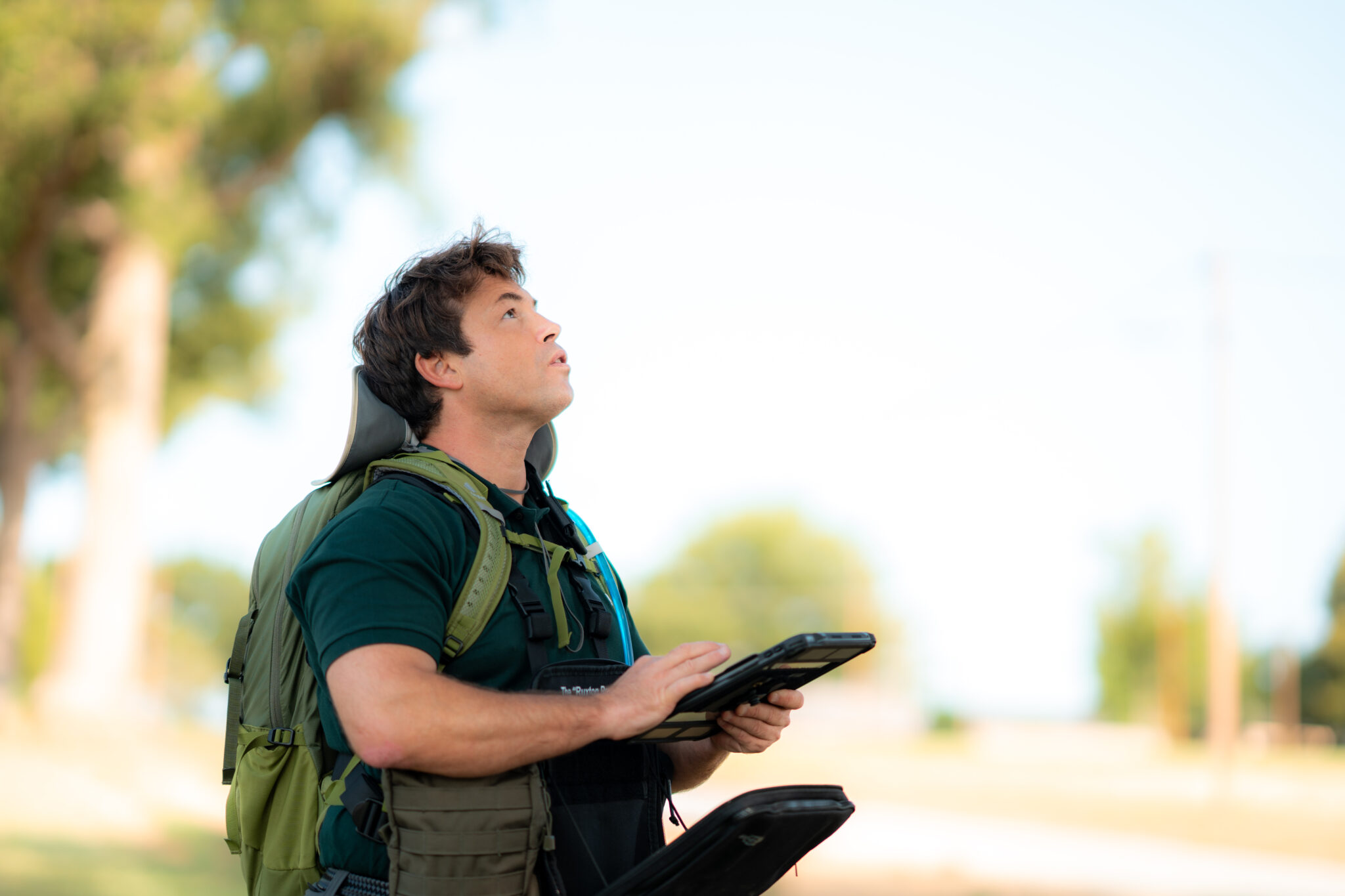 Relevé des observations sur tablette lors d’une expertise arboricole